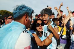 Người Argentina ăn mừng đội nhà vào tứ kết