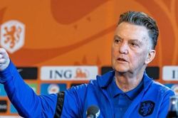 Thắng vùi dập tuyển Mỹ, HLV Van Gaal vẫn không hài lòng