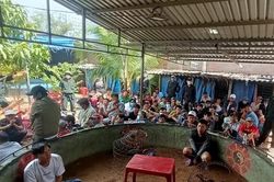 Đột kích trường gà 'khủng' giữa TP Phan Thiết, bắt quả tang hàng chục con bạc