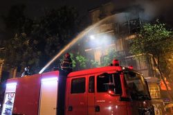 Cháy lớn tại căn nhà 5 tầng trong phố cổ Hà Nội lúc nửa đêm