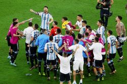 Argentina vào tứ kết World Cup 2022, Messi 'bỏ' ăn mừng trận 1.000