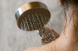 Cách tắm khi trời lạnh để tránh đột quỵ