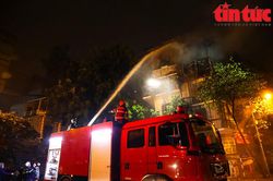 Lửa bùng cháy dữ dội tại 5 nhà phố cổ Hà Nội lúc nửa đêm