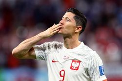 Lewandowski sút penalty hai lần mới ghi bàn vào lưới Pháp