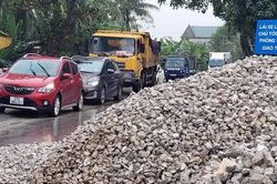 Đường tránh Vinh 'thất thủ' vì vật liệu thi công chiếm hết lòng đường