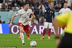 Cách sút penalty của Lewandowski gây tranh cãi