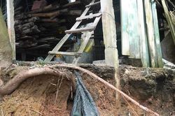 Bờ sông Bồ ở TT-Huế tan nát do mưa lũ, người dân sống trong sợ hãi