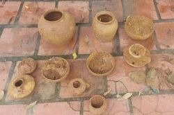 Phát hiện nhiều hiện vật nghi đồ cổ khi đào móng xây trường