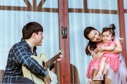 Con gái 3 tuổi của Nguyễn Ngọc Anh hát ca khúc mới cùng bố mẹ
