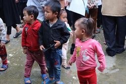 Đôi chân trần em bé vùng cao