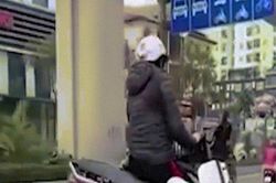 Thót tim cảnh xe máy 'công kênh cả người lẫn xe' đi vun vút giữa phố