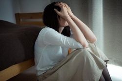 Khơi gợi chuyện tế nhị gia đình một nữ sinh, thầy giáo phải xin lỗi