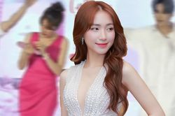 Hòa Minzy diễn sự kiện: Hết bị bung móng tay đến dụ dỗ khán giả về xem livestream bán hàng online