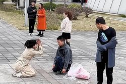 Được chàng trai quỳ gối, tỏ tình trên phố, cô gái khiến tất cả sững sờ với hành động 'đáp lại'