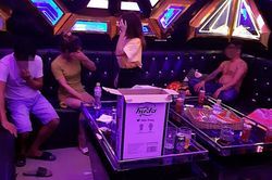 Đột kích quán karaoke, bắt quả tang 4 nam 2 nữ đang 'thác loạn' trong phòng hát