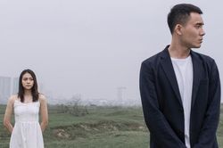 Gặp người làm vườn, tôi bàng hoàng vội cúi mặt xuống đất