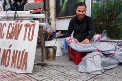 Kiếm tiền từ áo mưa rách, nghề 'lạ hoắc lạ huơ', một năm làm nửa mùa