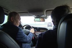 Video Tổng thống Putin lái Mercedes băng qua cầu Crimea