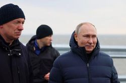 Tổng thống Nga Putin đi xe qua cầu Crimea sau vụ đánh bom