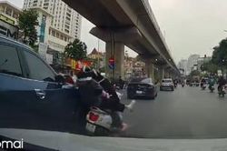 Tạt đầu ô tô, hai nữ sinh đi xe máy ngã sõng soài giữa phố Hà Nội