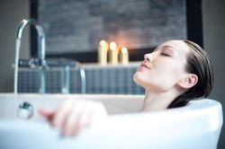 Cho vài giọt này vào nước tắm da đen cũng thành trắng