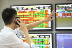 Nới 'room' tín dụng, nhóm ngân hàng phân hóa đầu phiên