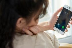 Gọi điện cho chồng cũ đòi tiền nuôi con, tôi lặng người khi thấy tấm ảnh thờ