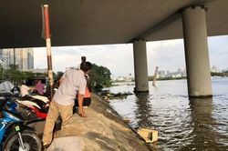 Thắp nhang tìm thanh niên nghi nhảy sông, tá hỏa thấy thi thể nữ nổi lên