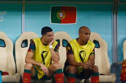 Ngồi ghế dự bị, Ronaldo vẫn là thỏi nam châm thu hút mọi ống kính