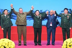 Trao Huân chương của Cuba tặng các sĩ quan Quân đội nhân dân Việt Nam