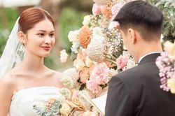 Á hậu Thùy Dung và chồng khóc khi đọc lời thề