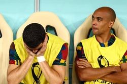 50 sắc thái của Ronaldo khi ngồi dự bị: Buồn bã, chua chát, giận dữ và cả cô đơn, sau đó bỏ về sớm