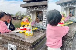 Nghẹn ngào khoảnh khắc người vợ đưa con gái nhỏ ra thăm mộ chúc mừng sinh nhật bố
