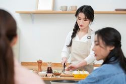 Cả nhà đau xót bàng hoàng khi nhìn những vết bầm tím trên tay chị dâu