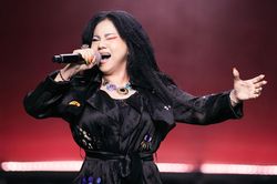 'Nữ hoàng nhạc rock' Ngọc Ánh tái xuất trong show của NTK Hà Linh Thư