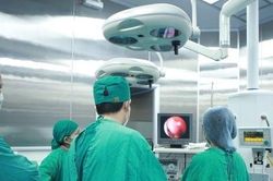 Khó thở, ho nhiều về đêm, đi khám phát hiện đỉa trâu sống trong khe mũi