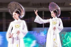 Hoa hậu Thùy Tiên làm vedette kết show, trình diễn xuất thần: Catwalk và múa đều 'đỉnh của chóp'