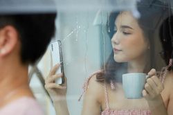 Thấy ảnh nền điện thoại của chồng cũ, tôi hối hận và muốn tái hợp