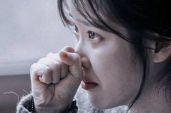 Vợ cũ của chồng sống trong nhà tôi, chưa đầy một tháng, tôi đã trở thành vợ cũ của chồng!