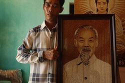 Chàng trai khuyết tật vẽ ước mơ bằng... hạt gạo