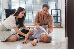 Căn bệnh lạ khiến người đàn ông đứng lên là ngất