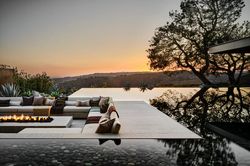 Biệt thự có bể bơi vô cực giữa thành phố nhà giàu ở California