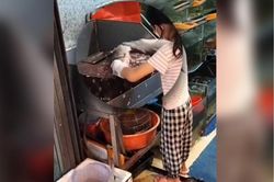 Bé gái Trung Quốc 9 tuổi đánh vảy cá điêu luyện