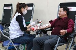 Đông đảo thầy cô, sinh viên EPU tham gia 'Điện hồng nhân ái'