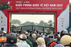 Người dân 'đổ xô' đi xem Triển lãm Quốc phòng quốc tế Việt Nam 2022