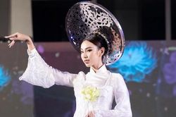 Dàn hoa hậu làm vedette trên sàn diễn ở Thái Lan