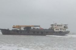 Phát hiện tàu lạ không người ghi dòng chữ nước ngoài trên biển Quảng Trị