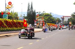 Bảo Lộc: Đoàn xe cổ diễu hành chào mừng Festival Hoa Đà Lạt