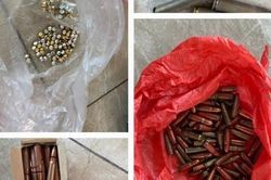 Bị bắt khi mang súng AK đi bán, thu thêm súng ngắn và hàng trăm viên đạn