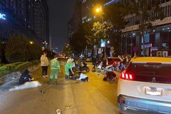 Hà Nội: Nữ tài xế lao xe vào 3 người đi bộ, 1 nạn nhân nhập viện